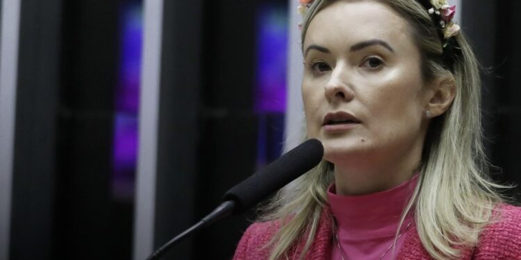 Deputada do PL propõe pena de até 8 anos para mulheres que fizerem falsas acusações contra homens