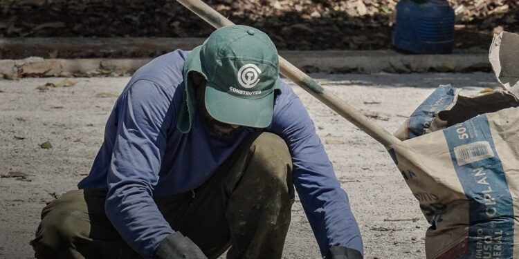 TRF-4 reconhece risco químico e garante aposentadoria especial a pedreiros expostos a cimento, cal e álcalis cáusticos