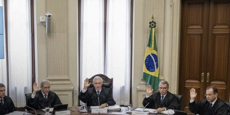 STF forma maioria para barrar candidaturas avulsas e reafirma exigência de filiação partidária