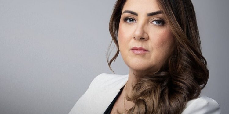 Advogada criminalista alerta para crescimento dos golpes que usam dados pessoais e pressionam vítimas a agir rápido